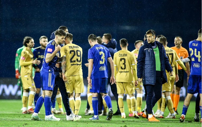 Incident na kraju derbija. Dinamov igrač hvatao Hajdukovog za vrat pred sucima