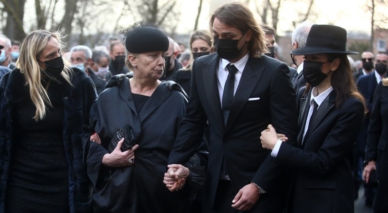 Zrinka Cvitešić nije se odvajala od Nike na Cicinom sprovodu, držala ga je za ruku