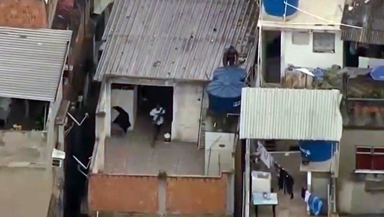 UZNEMIRUJUĆE Krvavi obračun u Riju: Ubijeno najmanje 25 ljudi, među njima i policajac