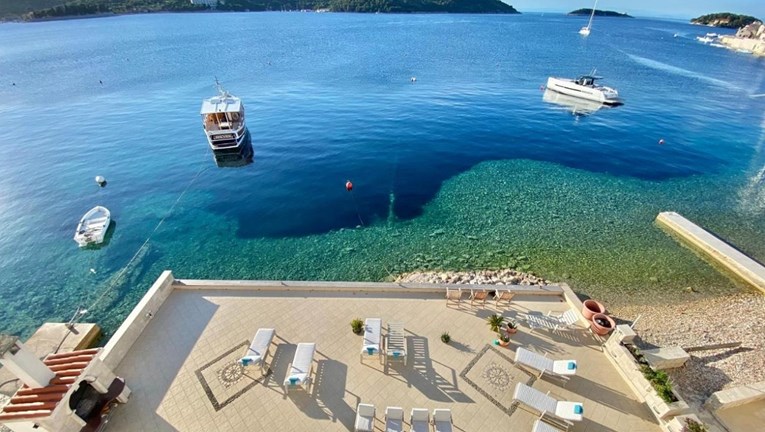 Ovoj vili na Visu terasa je doslovno u moru, u oglasu piše da ima "privatnu plažu"