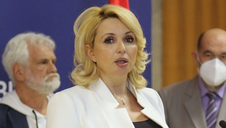 Odmah ćete uočiti Photoshop fail zbog kojeg je srpska ministrica postala viralni hit