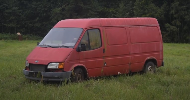 VIDEO Ford je 12 godina stajao na livadi, a onda su ga odlučili upaliti