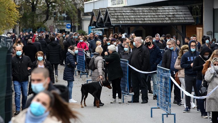 Goleme gužve za cijepljenje na Velesajmu. Brojne ljude slali kući, 4 palo u nesvijest