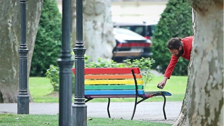 Muškarac prebojao klupu duginih boja na Zrinjevcu u crno, brzo je vraćena nova