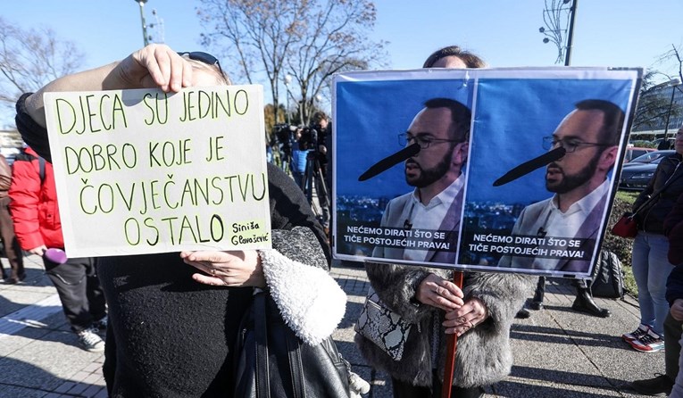 FOTO Prosvjed roditelja odgojitelja: "Djeca nisu okoti, nego plod božje ljubavi"
