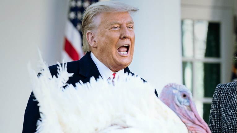 Biden na Dan zahvalnosti ljude pozvao na oprez, Trump da se okupe povodom blagdana