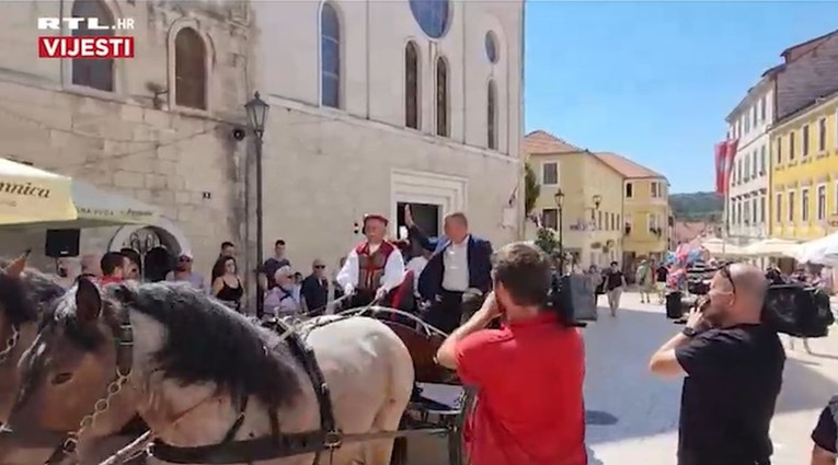 Bulj prošao kočijom kroz Sinj uoči Alke, ovako su reagirali građani i turisti