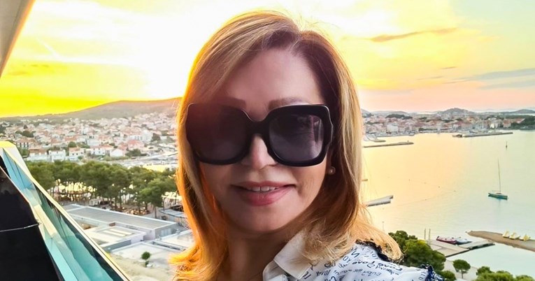 Neda Ukraden u 71. godini pozirala u haljini s visokim prorezom