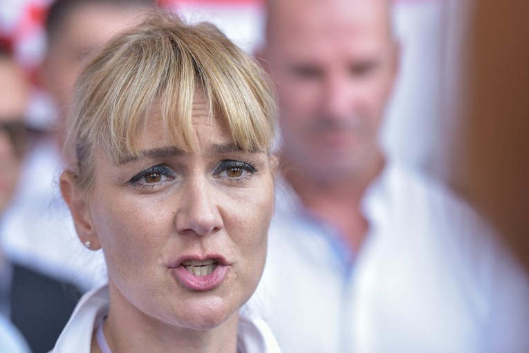 Esih slavi na Fejsu: Od danas bez straha koristite "Za dom spremni"