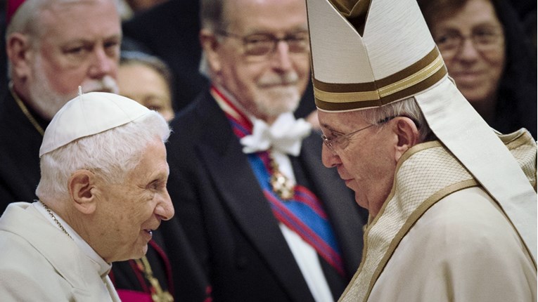 Papa Franjo i Benedikt XVI. cijepljeni protiv korone