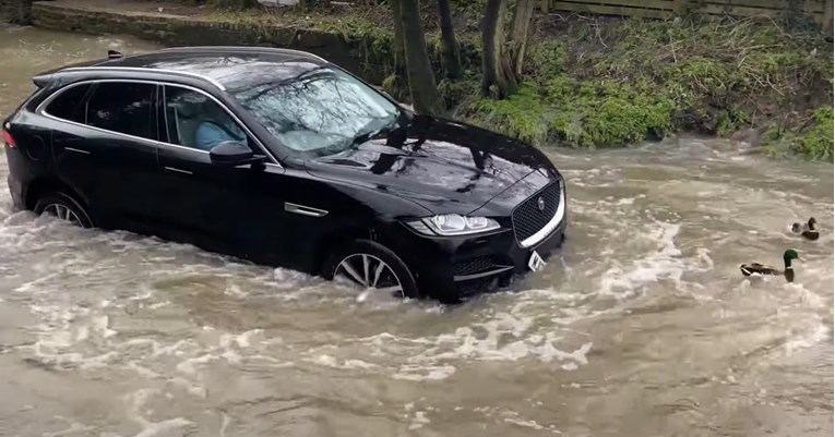 VIDEO Skupocjenim SUV-om uletio u "lokvu", nije dobro prošao