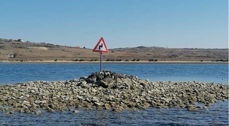Nesvakidašnji prizor u moru u Dalmaciji nasmijao Fejs: "Tu mi je ispao retrovizor"