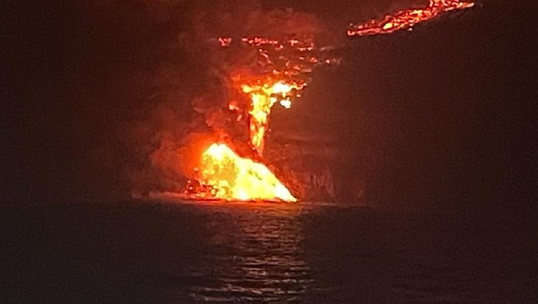 Lava na Kanarima došla do mora, upada unutra