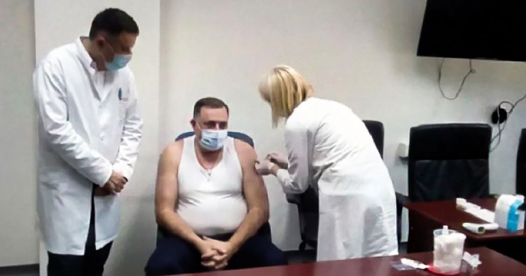 Dodik u potkošulji postao tema na Twitteru, mnogima u oko upao još jedan detalj