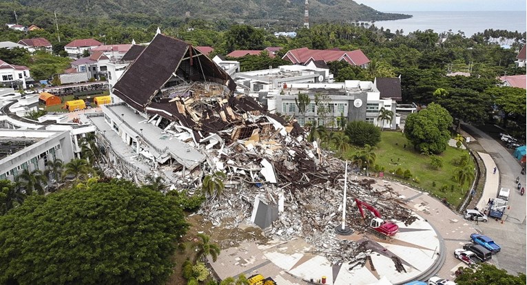 Zbog snažnog potresa na indonezijskom otoku poginulo 90 osoba