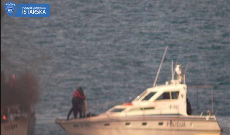 VIDEO Pomorski policajci kod Savudrije spasili posadu s goruće brodice