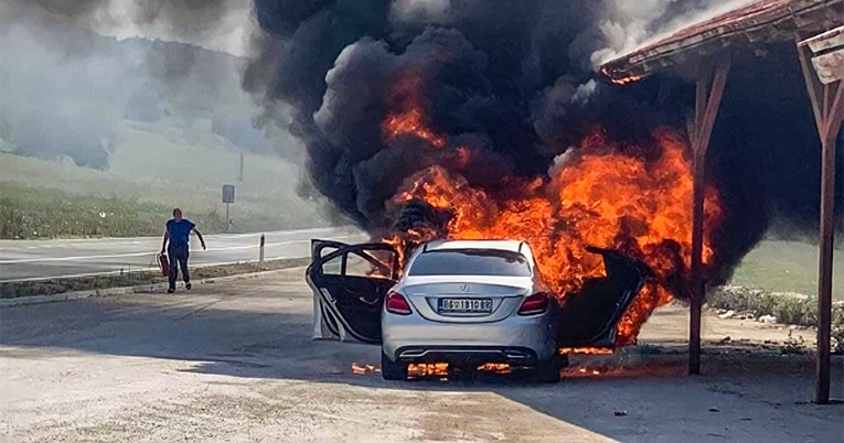 Skaut i direktor škole Partizana zamalo izbjegli tragediju. Zapalio im se auto