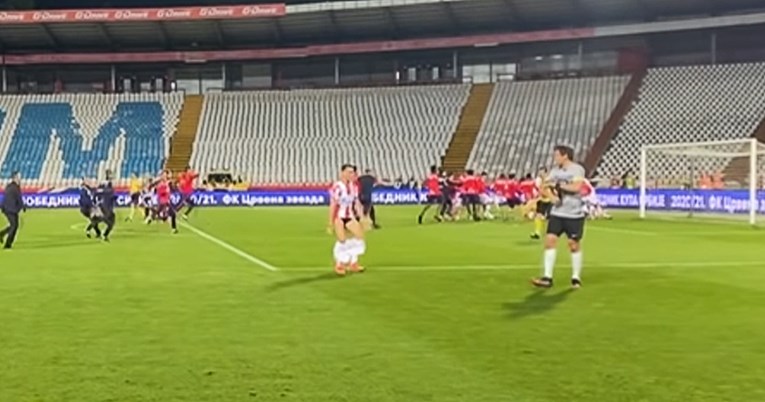 Primitivizam šokirao Srbiju. Zvezdaš slavio skidanjem gaća pred partizanovcem