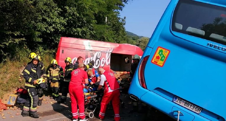 Kod Sesveta se sudarili autobus ZET-a i kombi, ozlijeđen vozač kombija