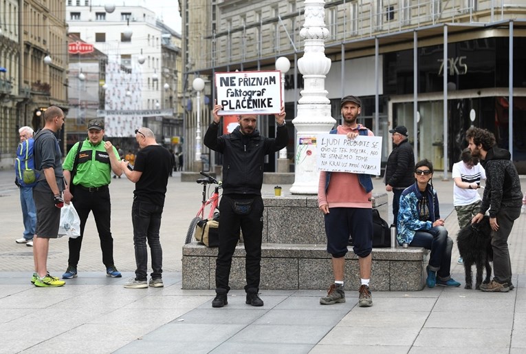 Par ljudi u Zagrebu prosvjedovalo protiv 5G-a i cijepljenja, pogledajte natpise