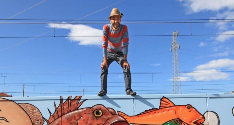 Ovaj lik na fantastičan način uklanja fašističke grafite, pogledajte njegov rad