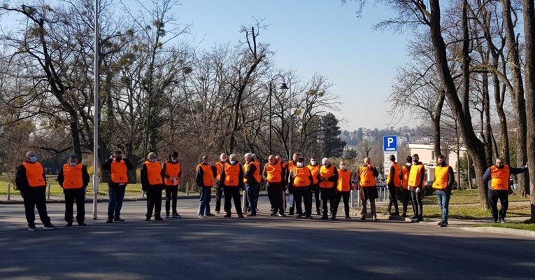 Pogledajte covid-redare na Mirogoju, ne drže distancu