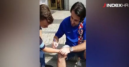 VIDEO Hrvatski navijač glumi da je Zlatko Dalić, Rusi ga okupirali i žicaju autograme