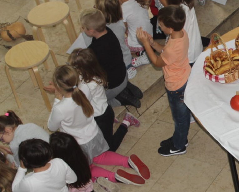 Zagrebačke učenike koji ne idu na vjeronauk prisilili na vjerski ritual