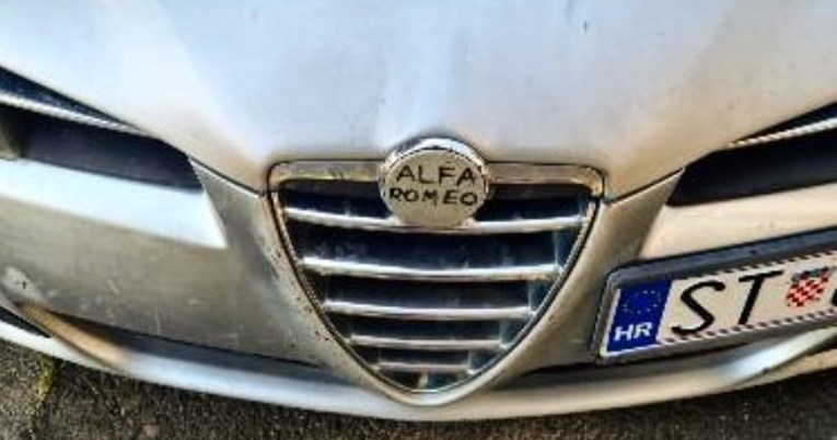 Dijeli se fotka automobila iz Splita, detalj na njemu nasmijao Fejs