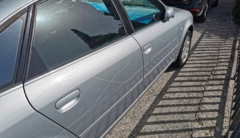 FOTO U Dubrovniku izgrebano devet automobila, većina je stranih registracija