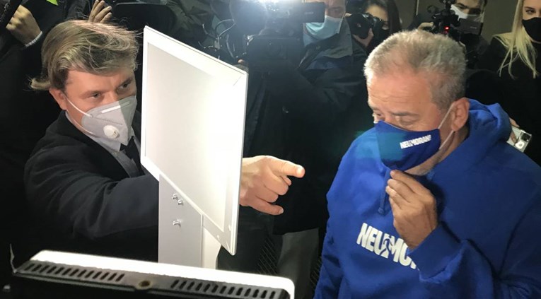 VIDEO Bandić stigao na premijeru Kumeka, popljuvao film pa pobjegao