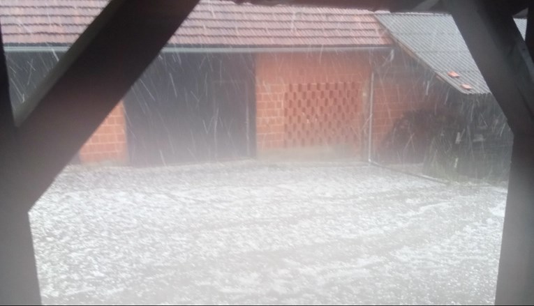 VIDEO Nevrijeme s tučom na sjeveru Hrvatske, u Zagrebu vjetar odnio krov sa zgrade
