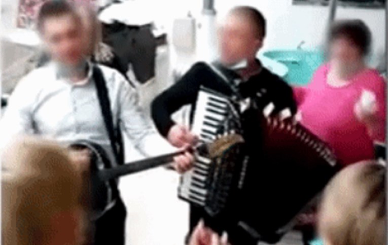 Harmonikaš s partyja u covid-bolnici tamo je zaposlen