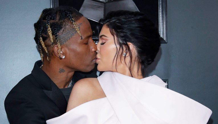 Ljubav cvate! Kylie i Travis nisu skidali ruke jedno s drugoga na crvenom tepihu