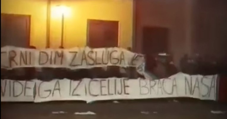 Boysi pred osječkim zatvorom razvili transparent, palili baklje i vrijeđali policiju