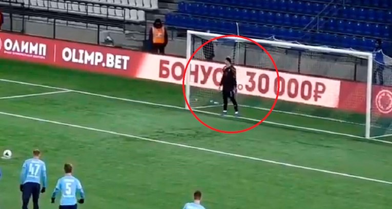 Golman je htio biti lukav, izvođač penala ga kaznio. Pogledajte snimku
