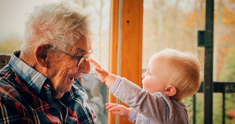 Službeno je: Djedovi i bake koji čuvaju unuke žive duže - Index.hr