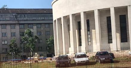 Trg žrtava fašizma je već uništen, a sad su na travnjaku parkirani automobili
