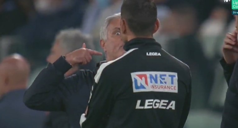Pogledajte kako je bijesni Mourinho urlao na suca