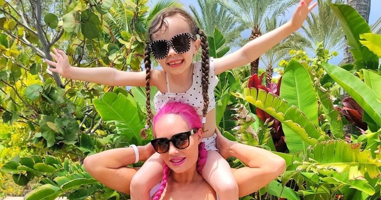 Coco Austin gura šestogodišnju kćer u kolicima, ljudi je zbog toga kritiziraju