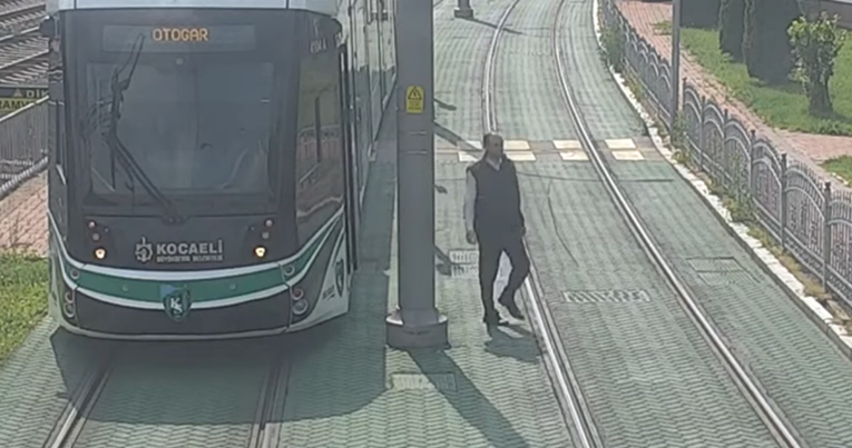Vozač zaustavio tramvaj kako bi pomogao životinji u nevolji i sve oduševio