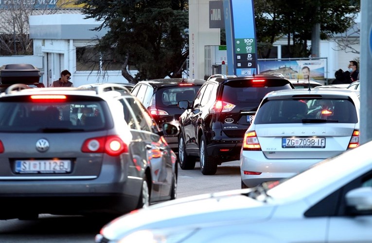 Od ponoći jeftinije gorivo, evo novih cijena