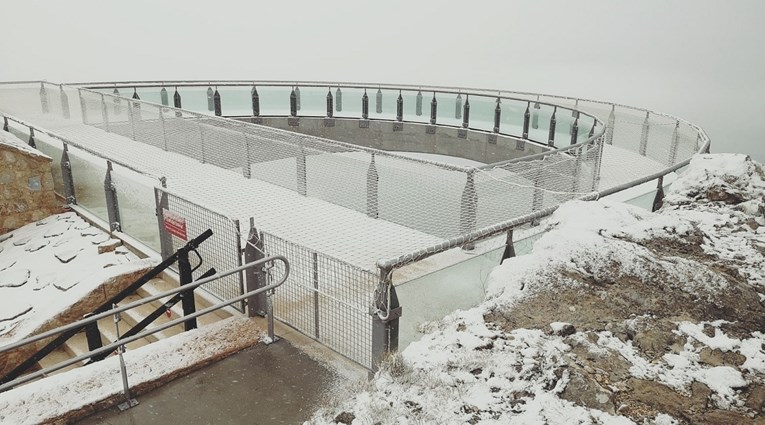 Na Biokovu pao prvi snijeg