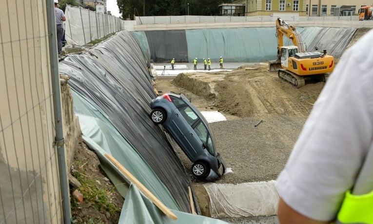 FOTO Žena na parkingu probila zaštitnu ogradu, autom upala u gradilište