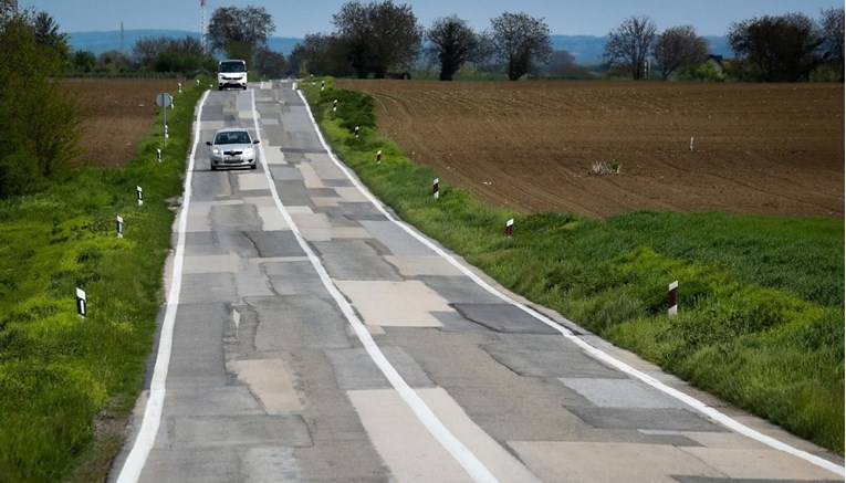 Mještani prosvjeduju zbog ceste pune zakrpa. Hrvatske ceste: Dosta je funkcionalna