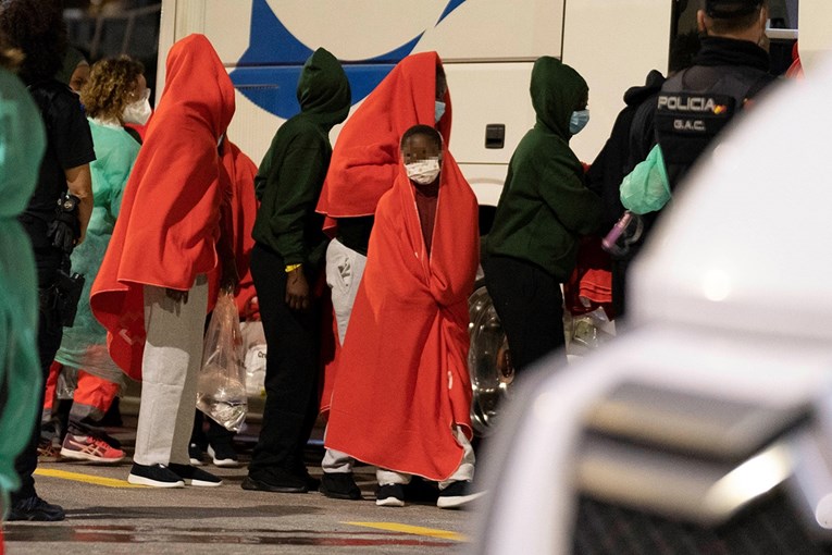 FOTO Spasioci iz prekrcanog broda u Sredozemlju izvukli 394 migranta