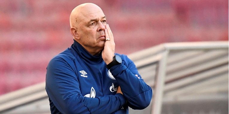 Kaos u Schalkeu. Trener pao jer nije znao imena igrača. Novi će biti peti ove sezone
