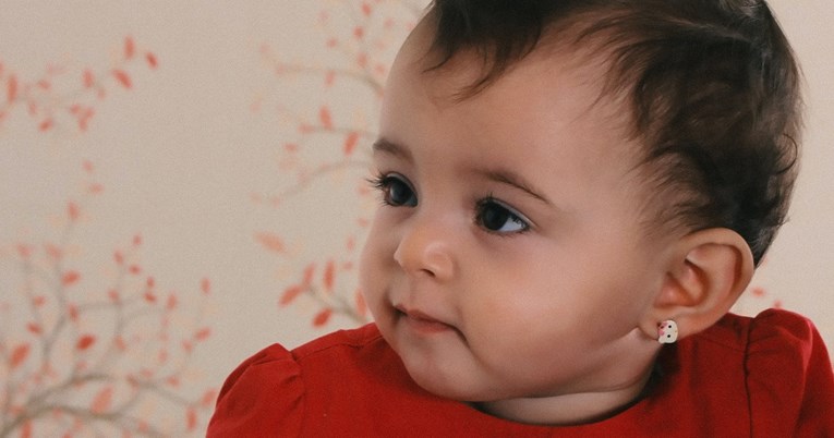 Vruća tema među roditeljima: Trebate li bebi probušiti uho ili je bolje pričekati?