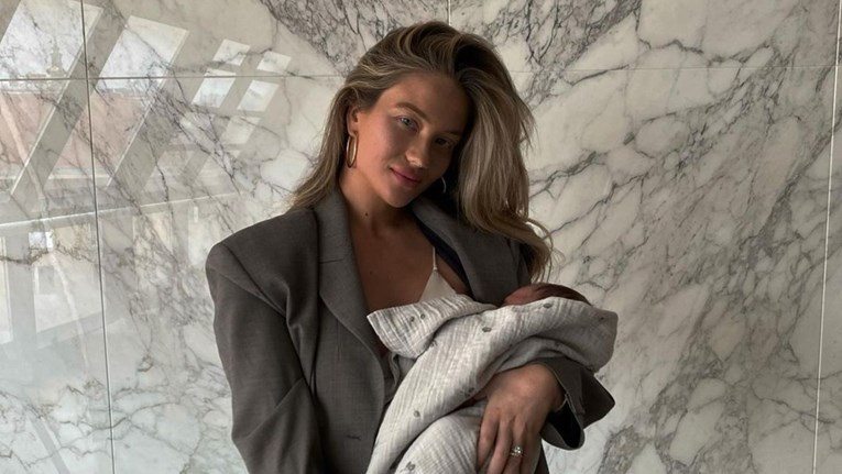 Izabel Kovačić u elegantnoj kombinaciji pokazala liniju mjesec i pol dana od porođaja