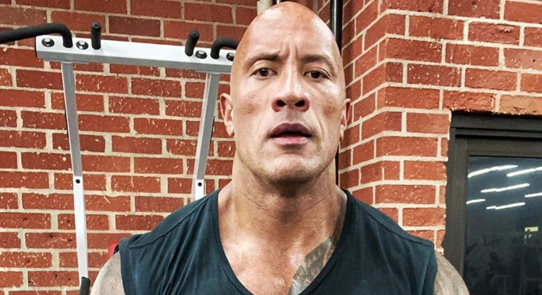 The Rock pokazao kako je golim rukama iščupao vrata, Ryan Reynolds ga odmah poklopio
